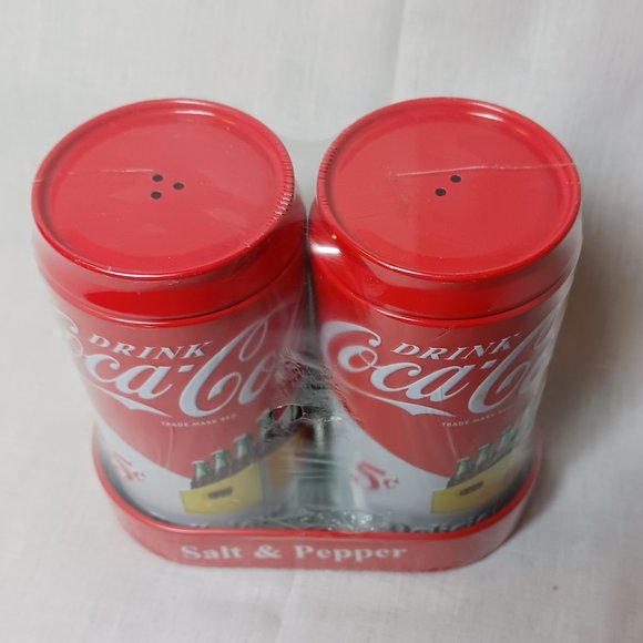 2021 Coca-Cola Salt & Pepper Shaker Set New - Picture 2 of 6